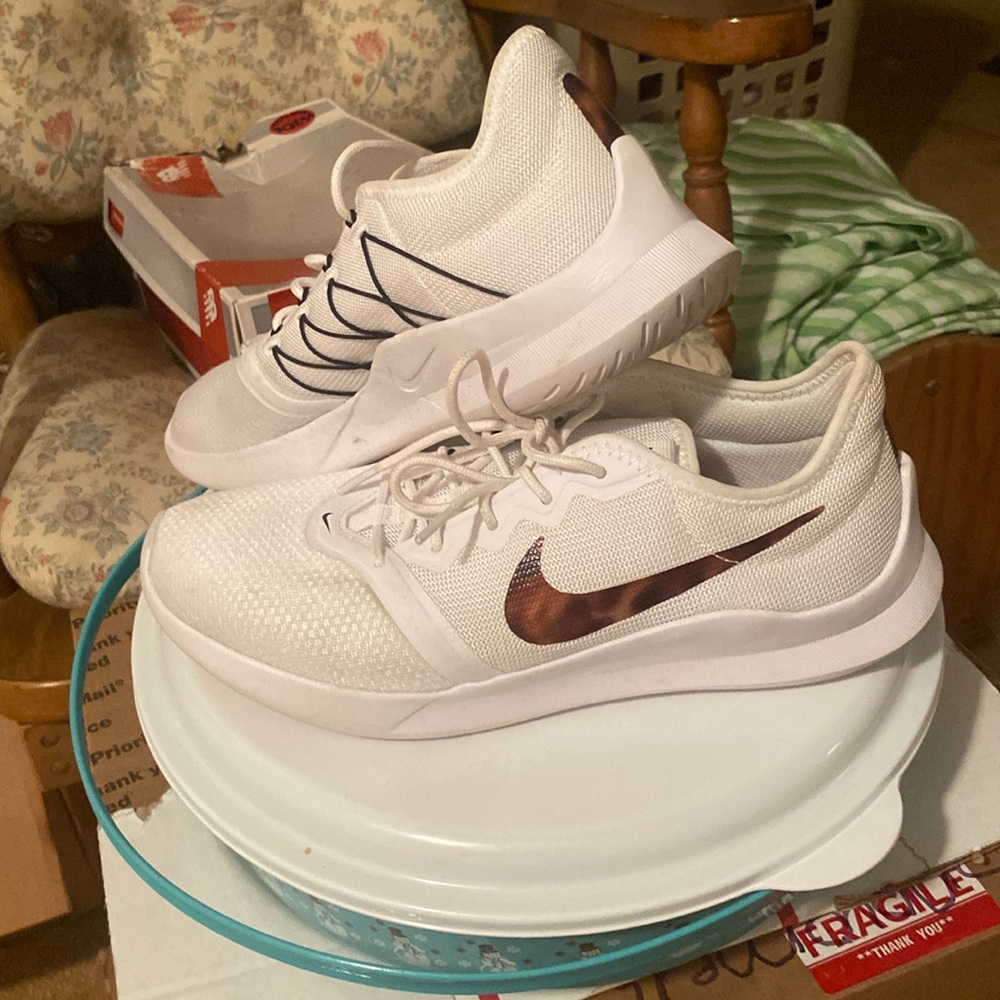 White Nike tennis shoes size 71/2 true to size